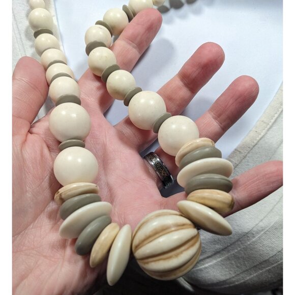 Vintage Cream And Grey Lucite Beaded Necklace - Picture 3 of 5